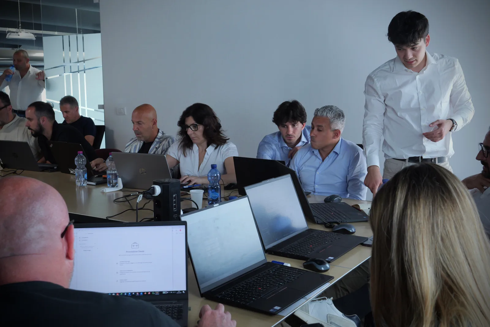 Un AI Engineer di Martes AI affianca una partecipante al suo computer
