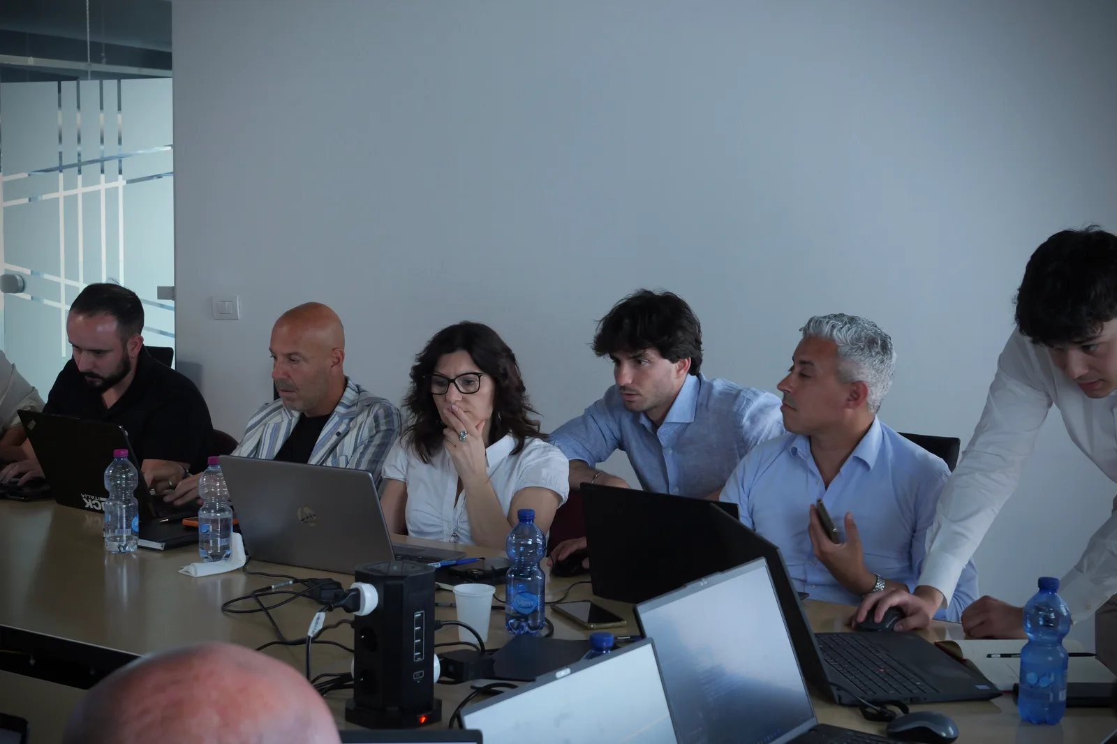 Il gruppo segue la costruzione di una skill sullo schermo di un collega