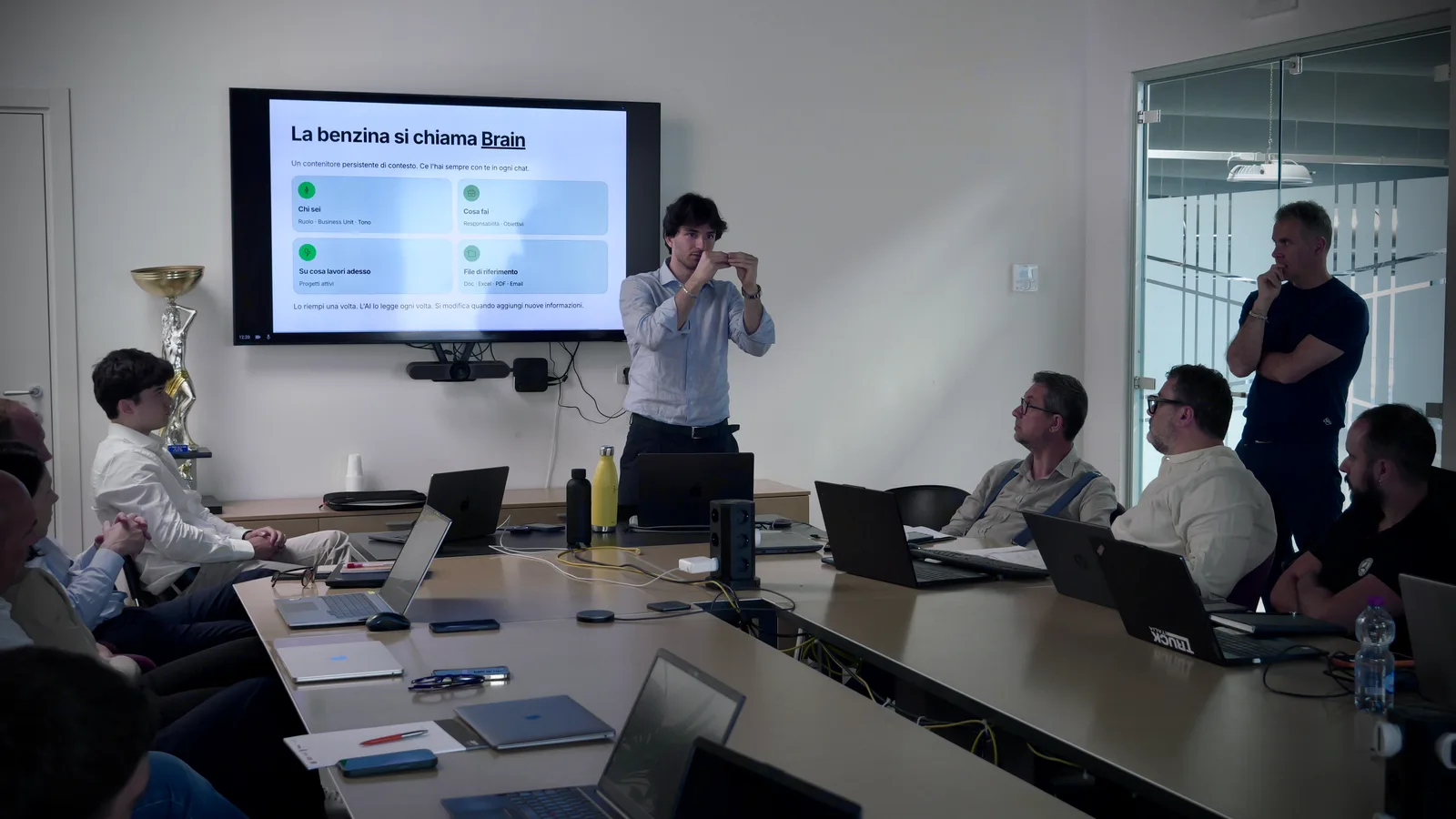 La slide sul contesto che alimenta l'assistente, il second brain