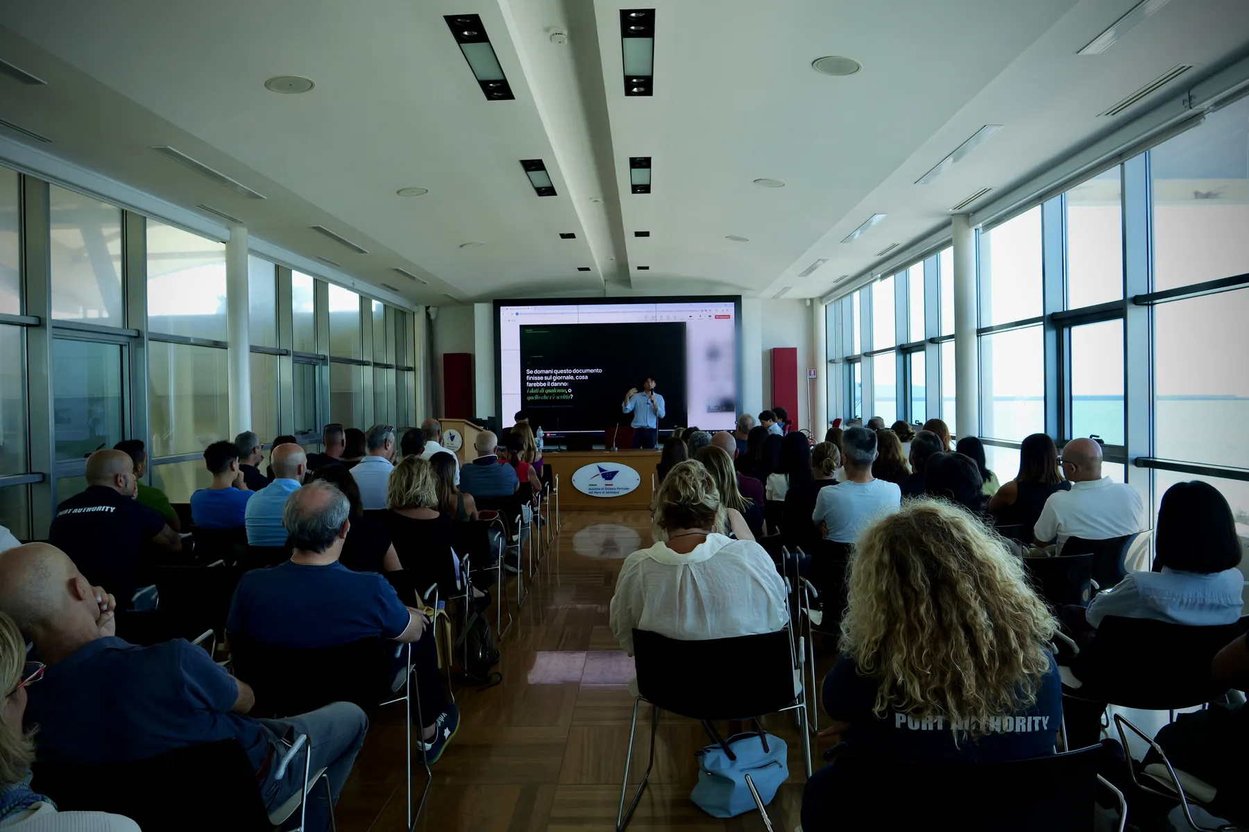 La sala della plenaria a Cagliari, con le vetrate sul porto