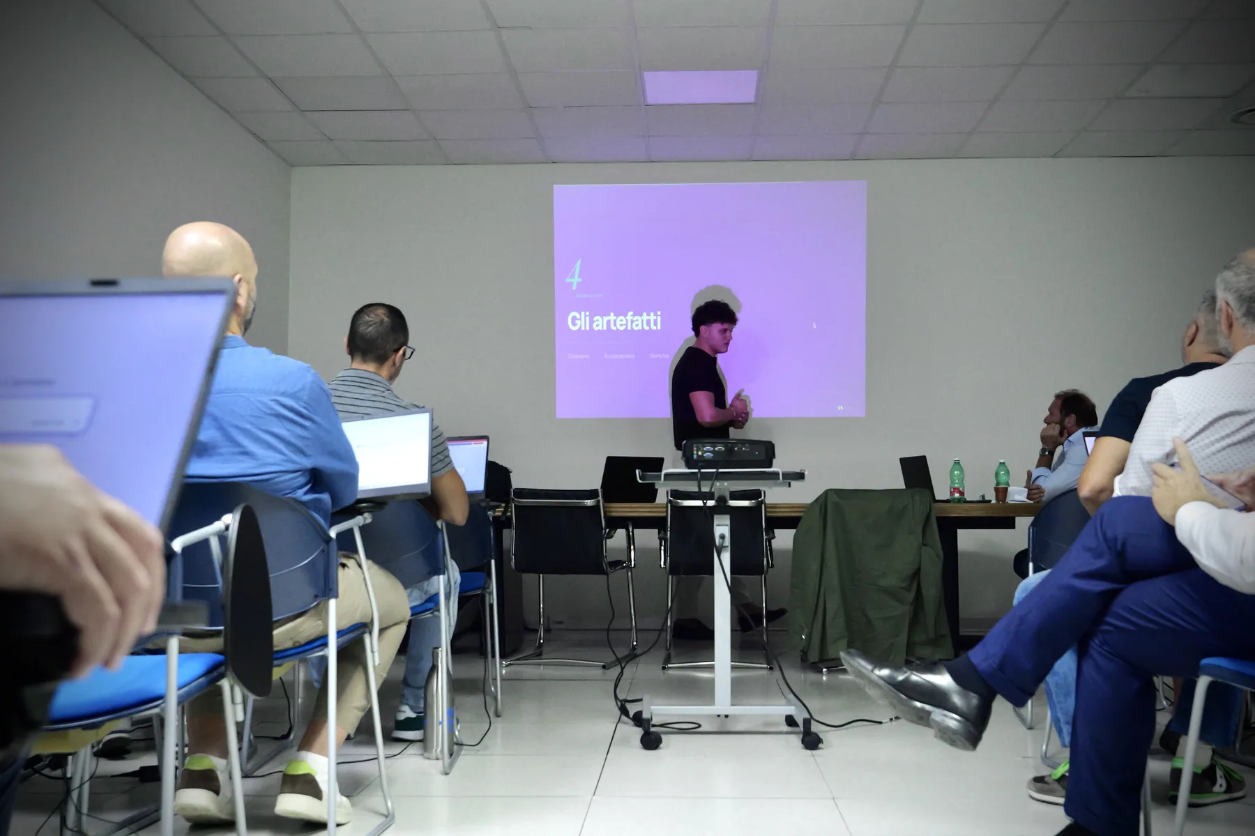 La slide intitolata Gli artefatti proiettata in aula durante la formazione Farvima