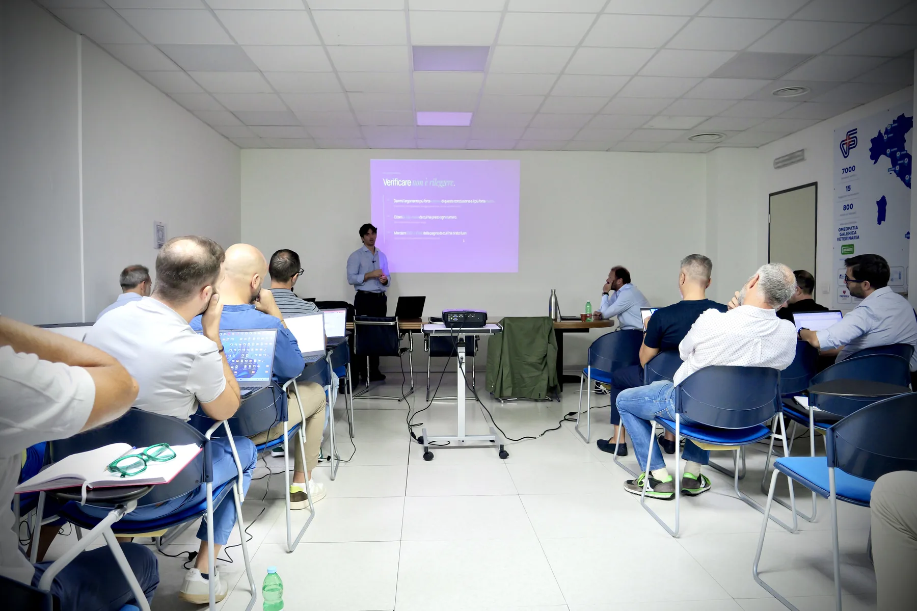 La sala della formazione nella sede Farvima di Casandrino, i manager ai portatili davanti allo schermo