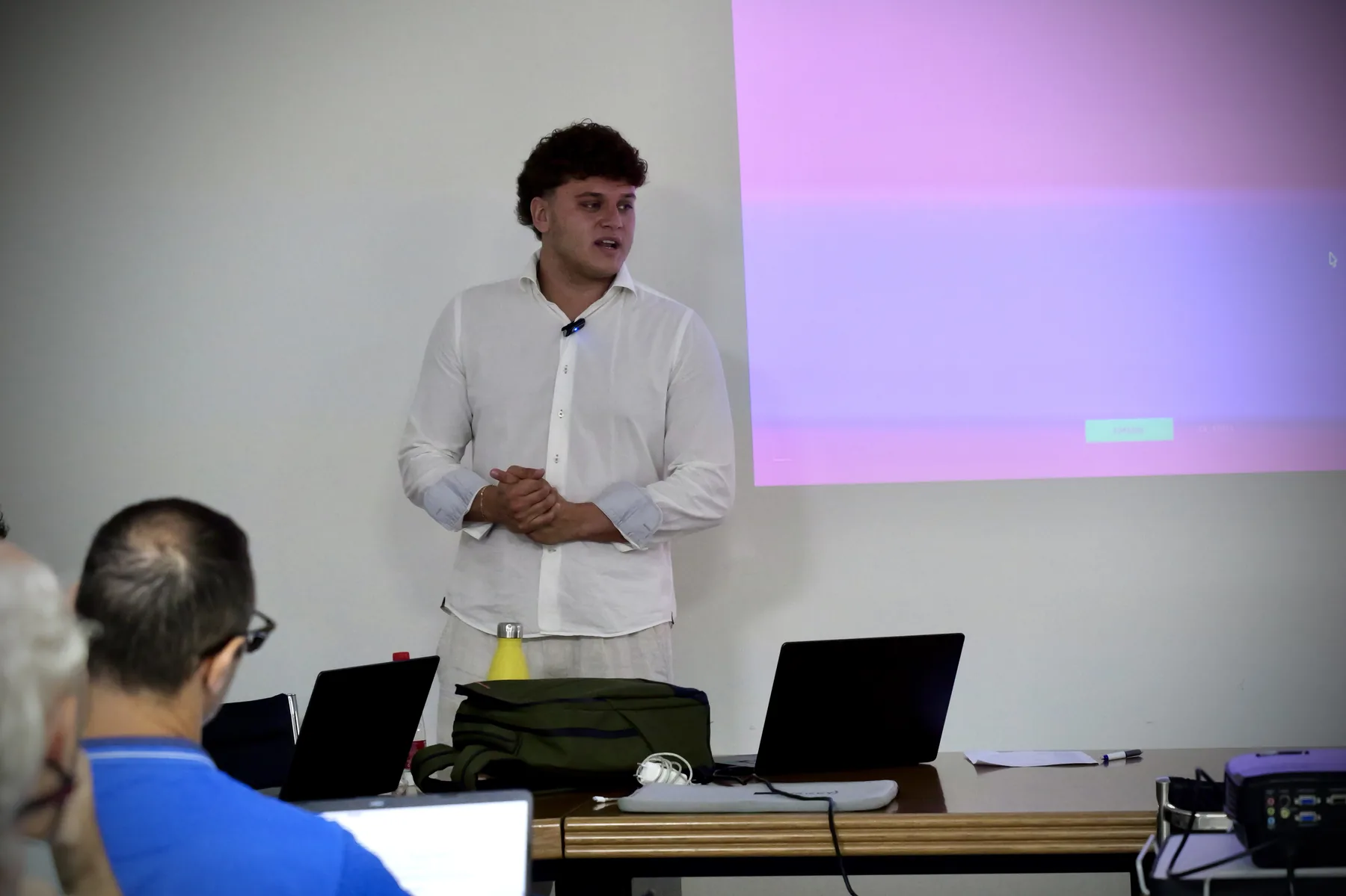 Un formatore di Martes AI parla ai manager di Farvima durante la prima giornata
